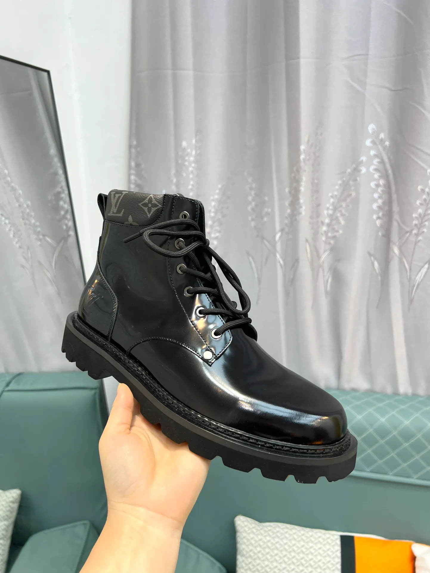 Men's shoes 💰900 L Home - the latest LV men's business casual boots, luxury and nobility are a must, all made of imported original first-layer cowhide, just to create a more comfortable wearing experience, ➕top imported water-dyed full cow lining, original high wear-resistant outsole! 👏👏 Size: Male 39-44; (38 45 46 customized)